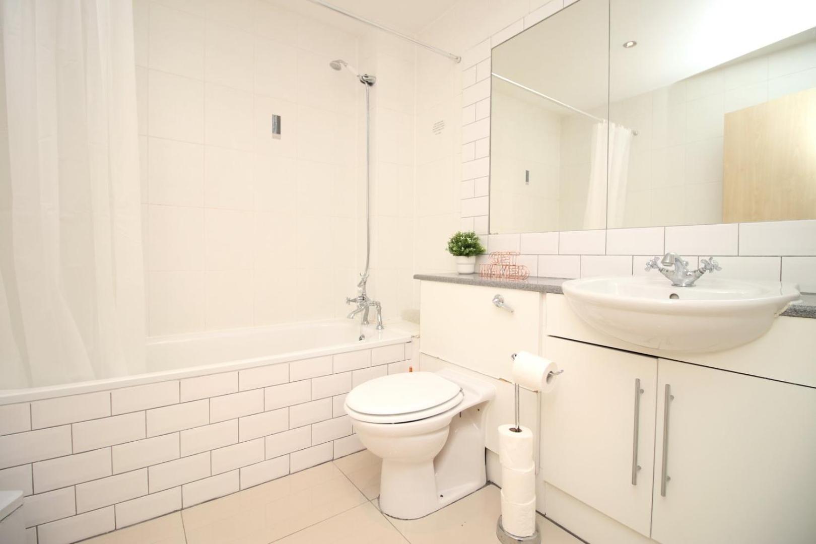 Centrally Located Spacious 2Br | Cohost Partners カーディフ エクステリア 写真