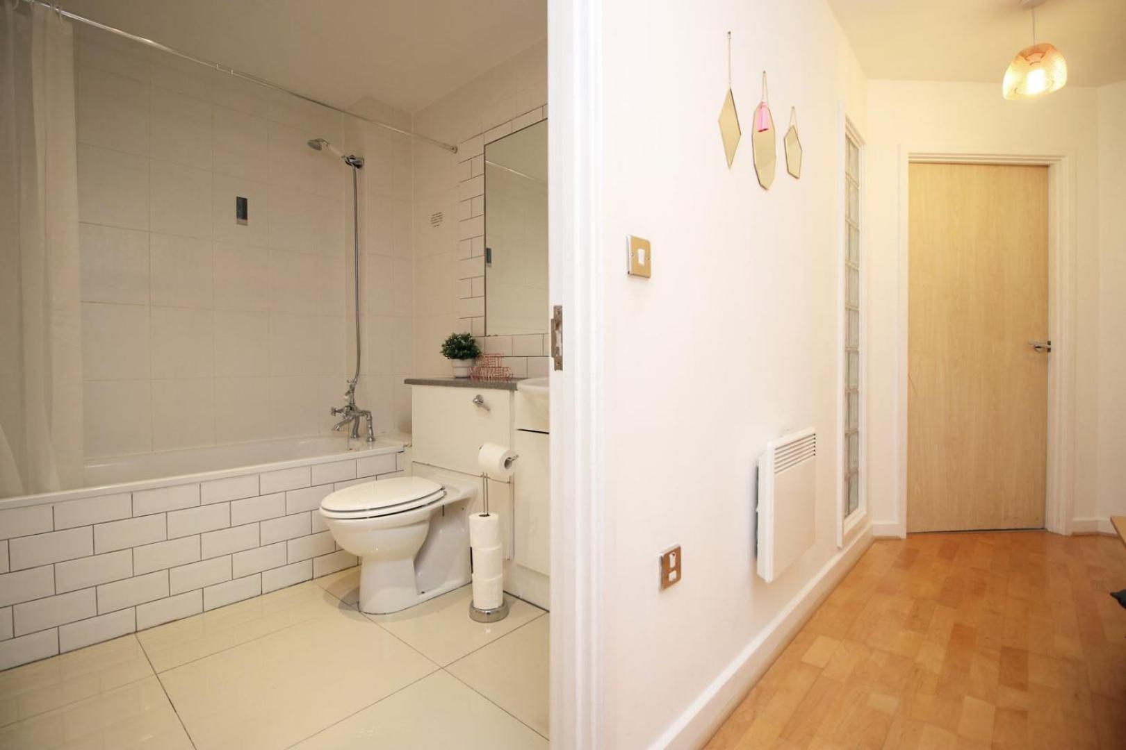 Centrally Located Spacious 2Br | Cohost Partners カーディフ エクステリア 写真
